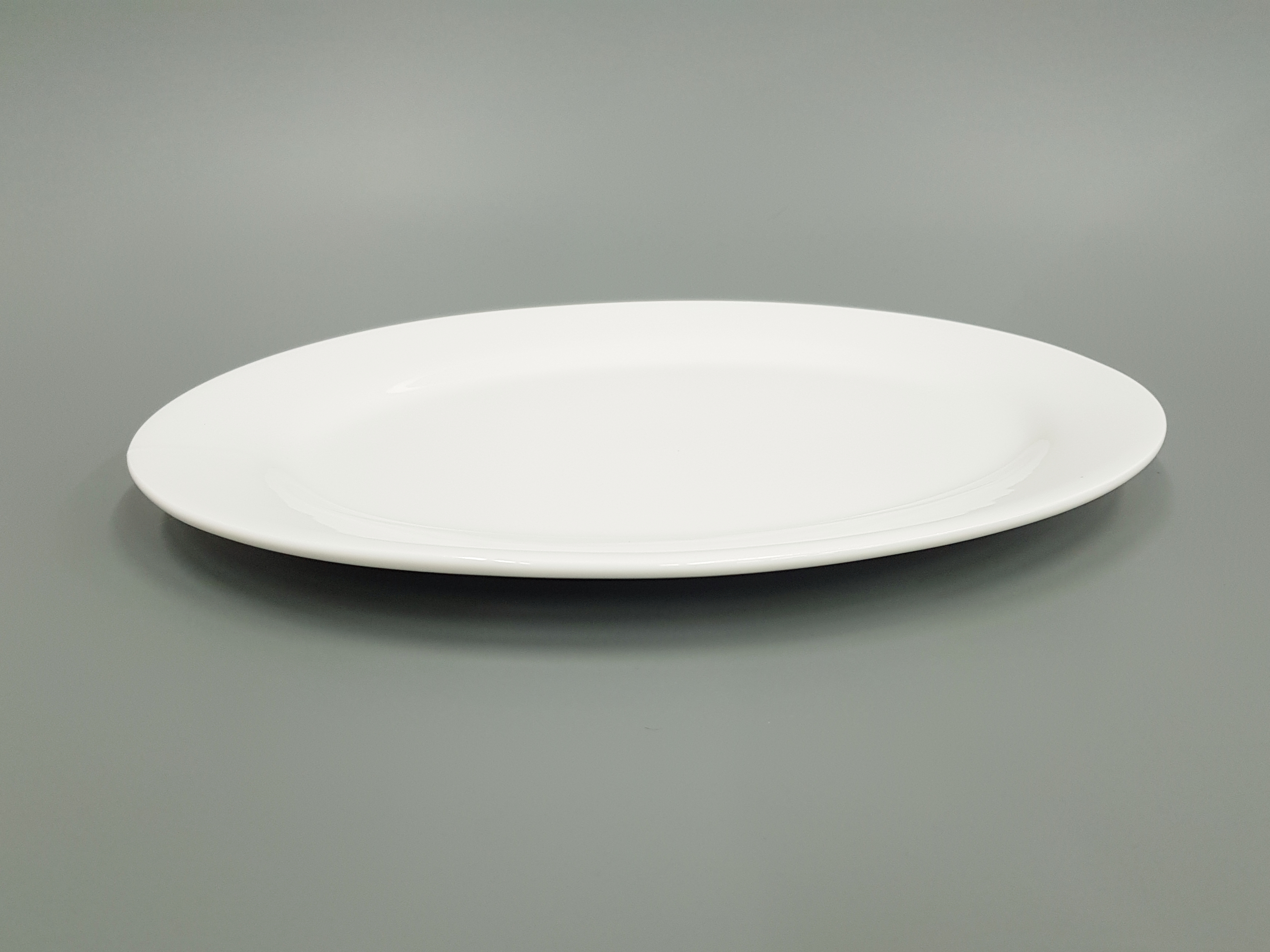 Белая тарелка на столе